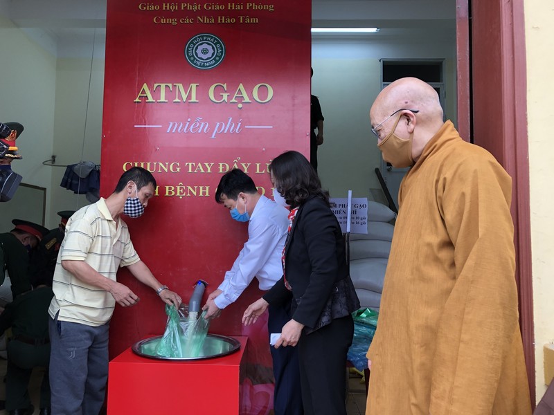 Nhận gạo từ cây ATM gạo tại quận Lê Chân