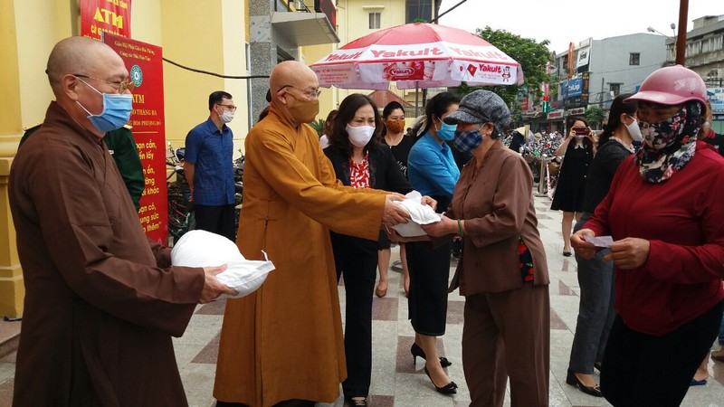 Trao gạo miễn phí tới tận tay người dân có hoàn cảnh khó khăn do dịch Covid 19