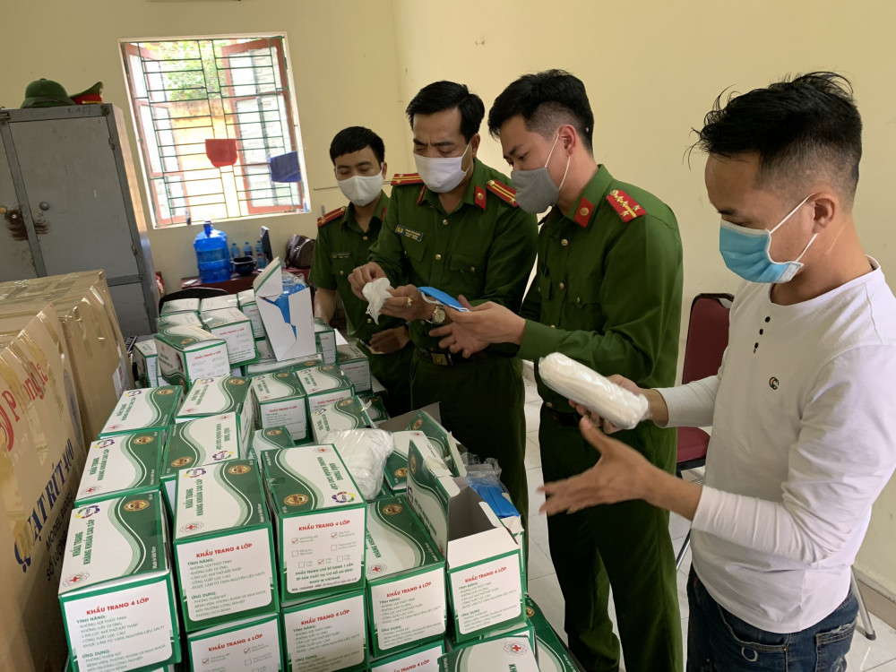 Đối tượng Phạm Văn Vương cùng số lượng khẩu trang tại CAH Vĩnh Bảo 