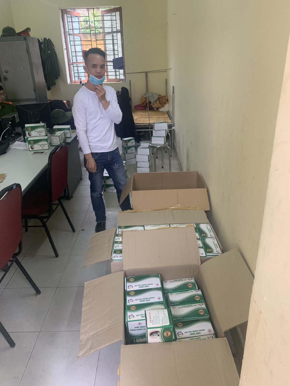 Đối tượng Phạm Văn Vương cùng số lượng khẩu trang tại CAH Vĩnh Bảo 