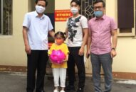 Bé 4 tuổi góp heo đất ủng hộ thành phố chống dịch