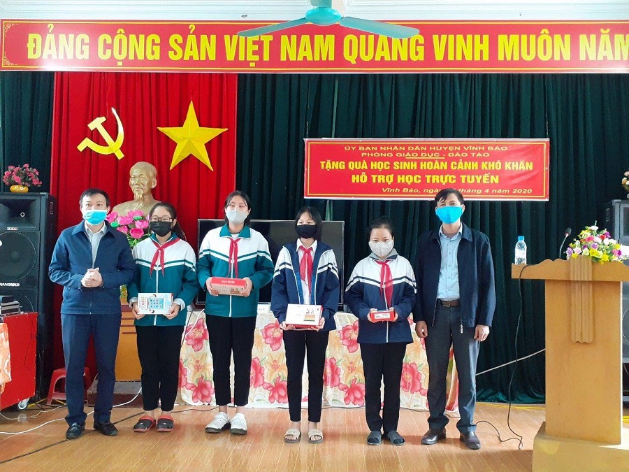 Công ty Vinaphone chi nhánh Vĩnh Bảo trao tặng máy tính bảng hỗ trợ Qq88 https betamed sa com học trực tuyến Công ty Vinaphone chi nhánh Vĩnh Bảo trao tặng máy tính bảng hỗ trợ Qq88 https betamed sa com học trực tuyến