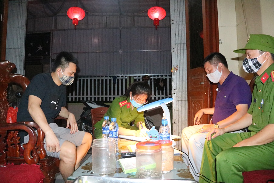 Chủ cơ sở kinh doanh (ảnh bìa trái) thừa nhận vi phạm khi mở quán ''chui'' Chủ cơ sở kinh doanh (ảnh bìa trái) thừa nhận vi phạm khi mở quán ''chui''