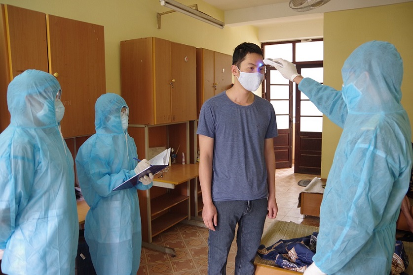 Đại úy Quân nhân chuyên nghiệp Ngô Doãn Lý, Nhân viên Tham mưu, Ban CHQS quận Lê Chân hỗ trợ các nhân viên QQ8839 Đăng ký, Tải app kiểm tra thân nhiệt các công dân trong khu cách ly tại Ký túc xá sinh viên Trường Đại học Quản lý và Công nghệ QQ8839 nhà cái Đại úy Quân nhân chuyên nghiệp Ngô Doãn Lý, Nhân viên Tham mưu, Ban CHQS quận Lê Chân hỗ trợ các nhân viên QQ8839 Đăng ký, Tải app kiểm tra thân nhiệt các công dân trong khu cách ly tại Ký túc xá sinh viên Trường Đại học Quản lý và Công nghệ QQ8839 nhà cái