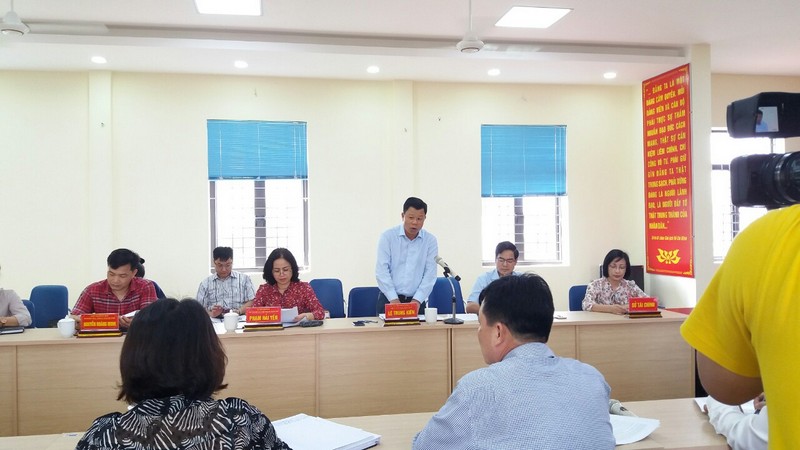 Bí thư quận ủy Lê Chân Lê Trung Kiên kiểm tra công tác phòng dịch tại Bộ phận một cửa UBND quận