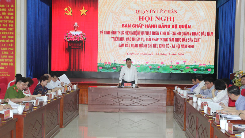 Bí thư quận ủy Lê Trung Kiên phát biểu chỉ đạo tại cuộc họp