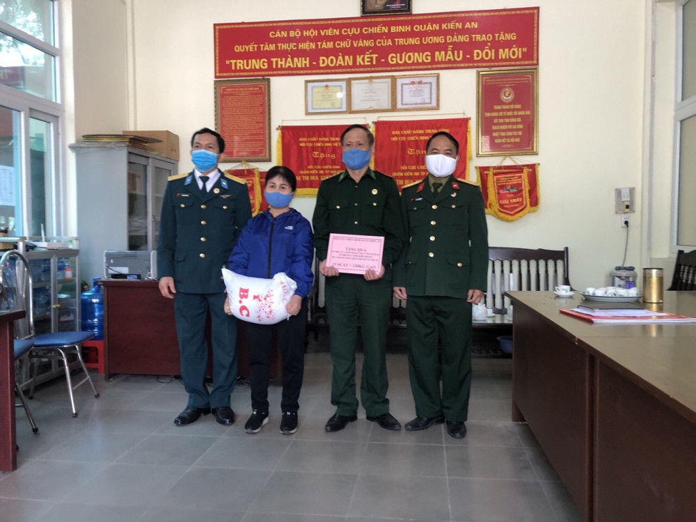 Ban Chấp hành Hội CCB quận Kiến An trao quà hỗ trợ hội viên, người dân có hoàn cảnh khó khăn