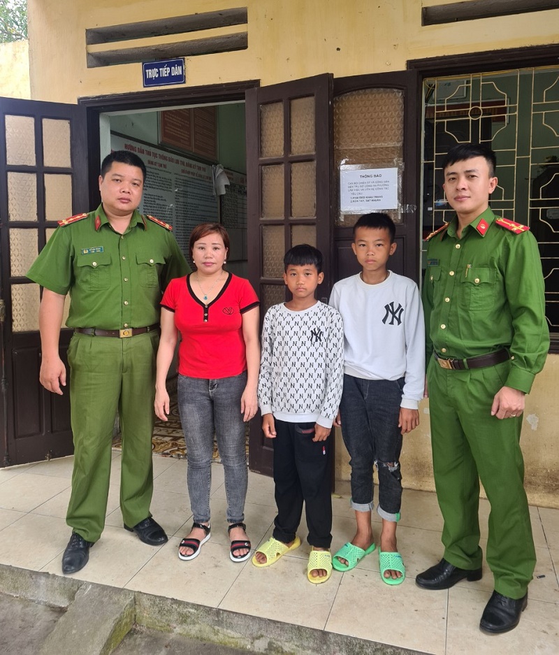 Hai cháu Lý Văn Thanh và Đặng Văn Xuyên được CAP Vạn Hương đưa về đơn vị và mời gia đình đến đón về