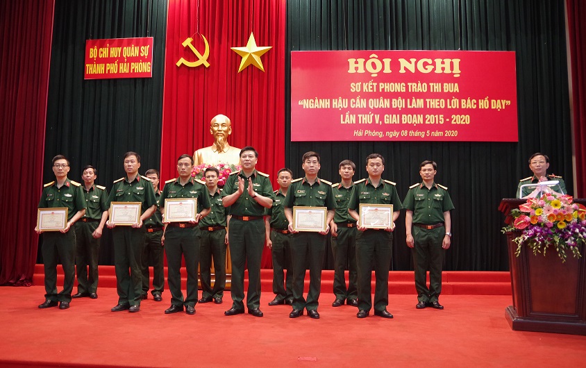 Đại tá Nguyễn Minh Quang, Chỉ huy trưởng Bộ CHQS thành phố, tặng Giấy khen cho các tập thể, cá nhân có thành tích trong thực hiện phong trào thi đua Ngành Hậu cần Quân đội Đại tá Nguyễn Minh Quang, Chỉ huy trưởng Bộ CHQS thành phố, tặng Giấy khen cho các tập thể, cá nhân có thành tích trong thực hiện phong trào thi đua Ngành Hậu cần Quân đội