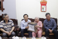 Lãnh đạo thành phố thăm, tặng quà Mẹ Việt Nam Anh hùng, người có công nhân QQ8827 nhận thưởng hấp dẫn 65 năm QQ8894 tải ứng dụng
