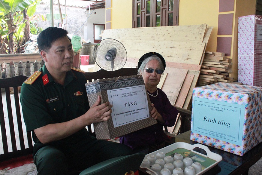 Đại tá Nguyễn Minh Quang, Chỉ huy trưởng Bộ Chỉ huy Quân sự thành phố tặng quà Mẹ Việt Nam Anh Hùng Nguyễn Thị Hiên Đại tá Nguyễn Minh Quang, Chỉ huy trưởng Bộ Chỉ huy Quân sự thành phố tặng quà Mẹ Việt Nam Anh Hùng Nguyễn Thị Hiên