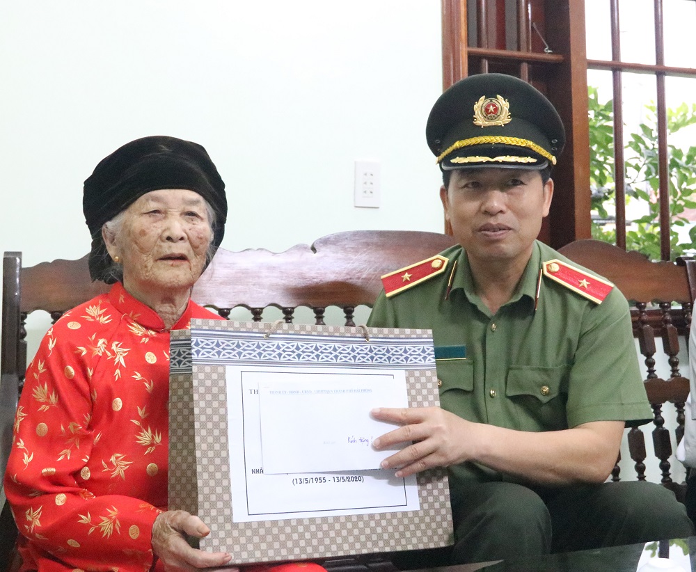 Đồng chí Thiếu tướng Vũ Thanh Chương- Ủy viên Ban Thường vụ Thành ủy, Giám đốc CATP trao quà của thành phố tặng Mẹ Việt Nam anh hùng Bùi Thị Mận Đồng chí Thiếu tướng Vũ Thanh Chương- Ủy viên Ban Thường vụ Thành ủy, Giám đốc CATP trao quà của thành phố tặng Mẹ Việt Nam anh hùng Bùi Thị Mận