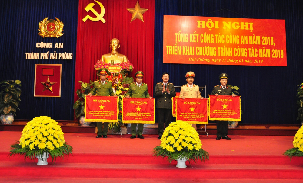 2 năm liền CAH An Dương được Bộ QQ8894 casino trực tuyến tặng cờ thi đua xuất sắc “Đơn vị dẫn đầu phong trào thi đua Vì ANTQ cấp cơ sở” (ảnh lãnh đạo CAH An Dương nhận cờ bìa ngoài cùng bên trái) 2 năm liền CAH An Dương được Bộ QQ8894 casino trực tuyến tặng cờ thi đua xuất sắc “Đơn vị dẫn đầu phong trào thi đua Vì ANTQ cấp cơ sở” (ảnh lãnh đạo CAH An Dương nhận cờ bìa ngoài cùng bên trái)