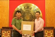 Công ty CP Hóa dầu và Xơ sợi Việt Nam: Trao 10.000 khẩu trang QQ8839 Đăng ký, Tải app tặng CATP phòng chống dịch Covid-19