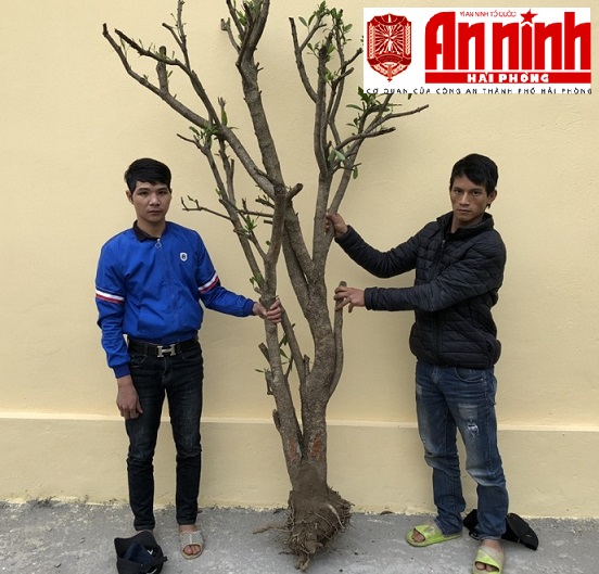 Đối tượng Chiến và Quý cùng tang vật vụ án