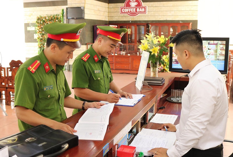 Lực lượng CAQ Đồ Sơn kiểm tra hoạt động kinh doanh lưu trú tại nhà nghỉ Bank Star 1