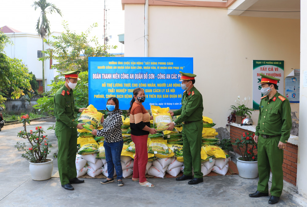 CAQ Đồ Sơn hỗ trợ lương thực cho công nhân, người QQ8839 bắn cá, đá gà, game bài thất nghiệp trong thời gian cách ly QQ8827 com game thủ Việt Nam phòng, chống dịch Covid-19 trên địa bàn quận