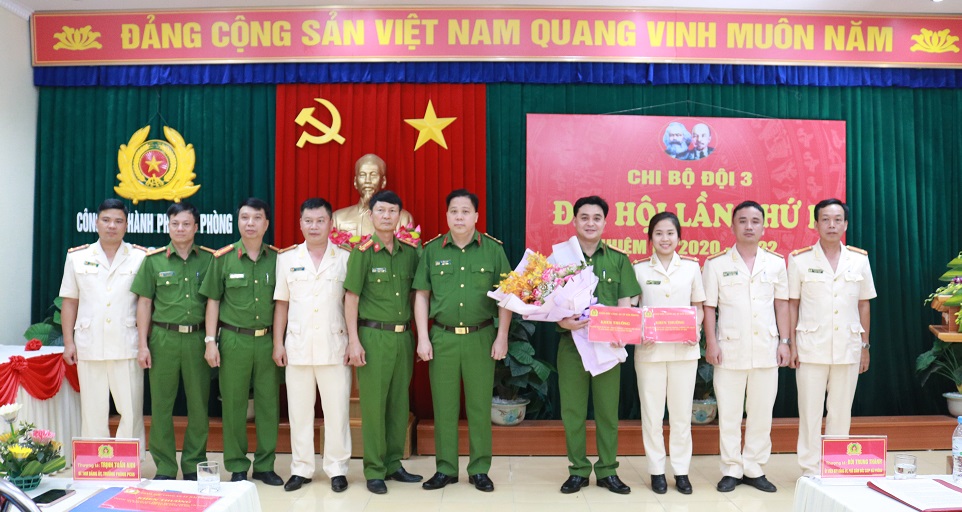 Thượng tá Bùi Trung Thành – Phó Giám đốc CATP biểu dương tập thể CBCS Phòng PC06