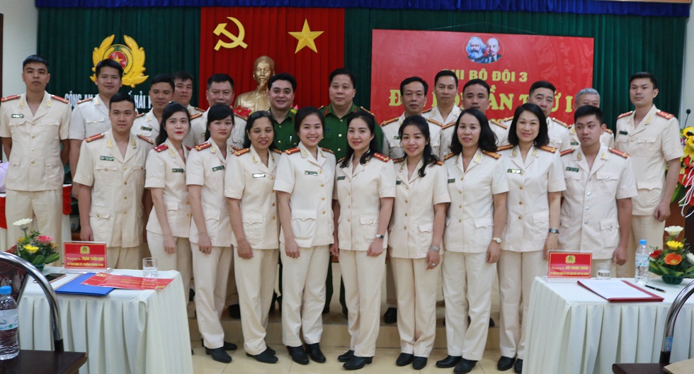 Thượng tá Bùi Trung Thành – Phó Giám đốc CATP cùng lãnh đạo phòng và tập thể Chi bộ Đội 3, Phòng PC06