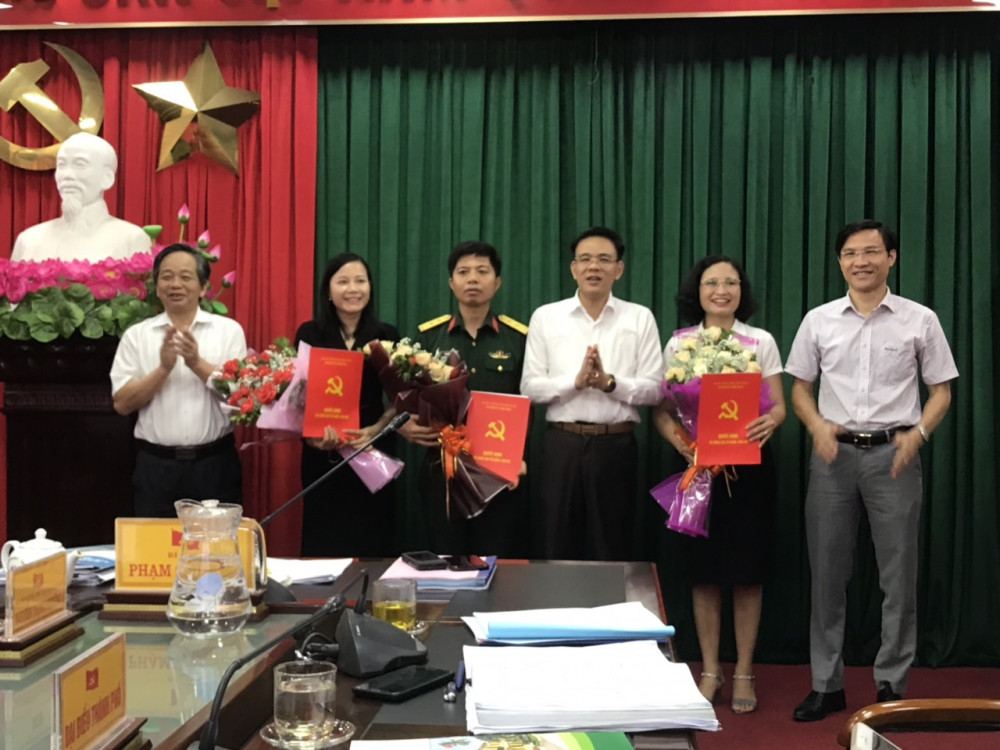 Bí thư Huyện ủy Vĩnh Bảo trao Trang chủ chính thức QQ88 | Đăng ký , Đăng nhập cho 3 đồng chí tham gia BCH nhiệm kỳ 2015- 2020 Bí thư Huyện ủy Vĩnh Bảo trao Trang chủ chính thức QQ88 | Đăng ký , Đăng nhập cho 3 đồng chí tham gia BCH nhiệm kỳ 2015- 2020
