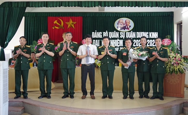 Đồng chí Đại tá Đào Văn Thập, Phó Bí thư Thường trực Đảng ủy Quân sự - Chính ủy Bộ CHQS thành phố tăng hoa chúc mừng Ban chấp hành QQ88qq khuyến mãi cập nhật mỗi ngày Quân sự quận nhiệm kỳ mới