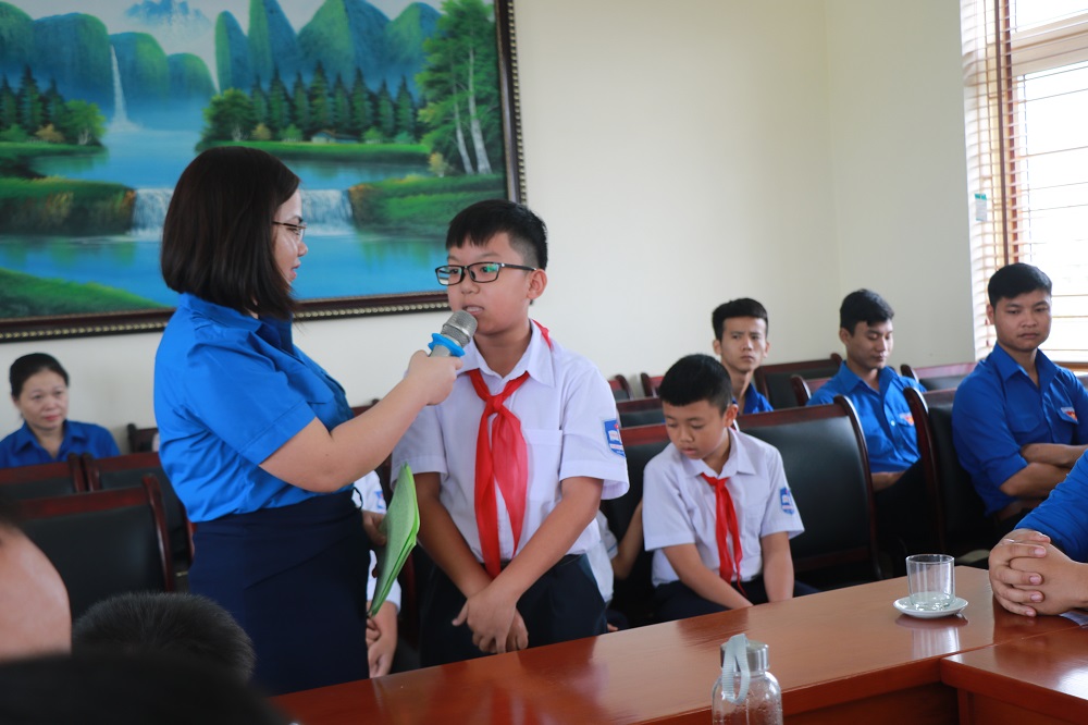 Bé Duy Thành phát biểu tại tọa đàm “Nhớ về Bác lòng ta trong sáng hơn”