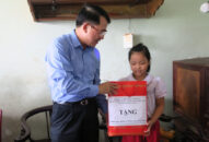 Lãnh đạo thành phố tặng quà QQ8827 website cá cược trực tuyến có hoàn cảnh khó khăn nhân ngày Quốc tế thiếu nhi