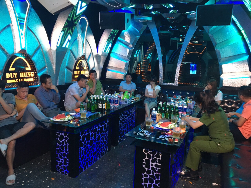 Lực lượng chức năng lập biên bản vi phạm tại quán Karaoke Duy Hùng