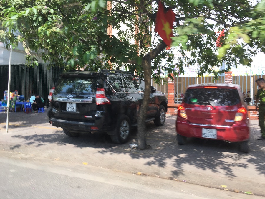 Xe ô tô đỗ trên vỉa hè một số tuyến đường Xe ô tô đỗ trên vỉa hè một số tuyến đường