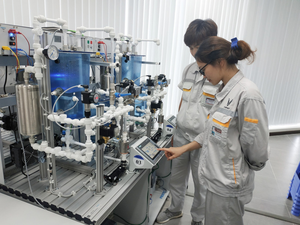Học viên khóa 1 Nguyễn Thị Bích Diệp đang thực hành điều khiển vòng kín hệ thống gia nhiệt trong phòng Lab tại Trung tâm Đào tạo VinFast
