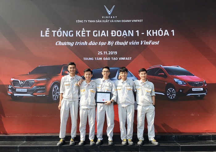 Đỗ Tú Tài (giữa) nhận học bổng Top 1 ngành Cơ điện tử trong buổi tổng kết giai đoạn 1 - Khóa 1