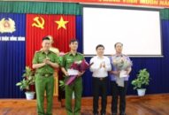 Chủ tịch UBND quận Hồng Bàng khen thưởng QQ8894 casino trực tuyến quận phá nhanh các vụ án trên địa bàn
