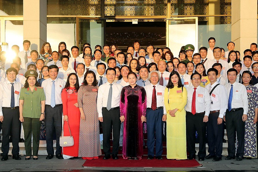 Chủ tịch TRANG CHỦ QQ88.COM ĐĂNG KÝ Nguyễn Thị Kim Ngân với các đại biểu Người làm báo tiêu biểu. Ảnh: TTXVN