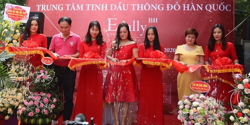 Các đại biểu cắt băng khánh thành khai trương Trung tâm tinh dầu thông đỏ Hàn Quốc tại QQ8839 nhà cái Các đại biểu cắt băng khánh thành khai trương Trung tâm tinh dầu thông đỏ Hàn Quốc tại QQ8839 nhà cái
