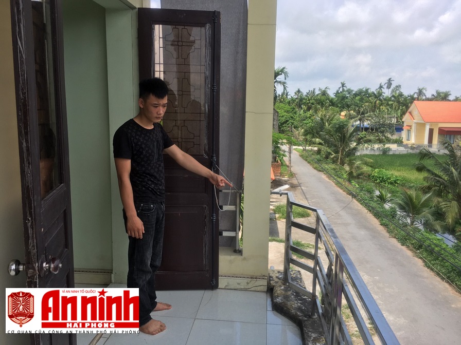 Ban công tầng 2 của một gia đình bị Quý đột nhập trộm cắp tài sản Ban công tầng 2 của một gia đình bị Quý đột nhập trộm cắp tài sản