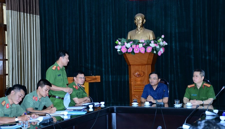 Lãnh đạo CAH An Dương báo cáo việc triệt phá đường dây tín dụng đen và lừa đảo qua mạng Lãnh đạo CAH An Dương báo cáo việc triệt phá đường dây tín dụng đen và lừa đảo qua mạng