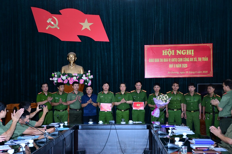 lãnh đạo CATP và huyện An Dương khen thưởng ban chuyên án và CBCS QQ8894 casino trực tuyến huyện An Dương lãnh đạo CATP và huyện An Dương khen thưởng ban chuyên án và CBCS QQ8894 casino trực tuyến huyện An Dương