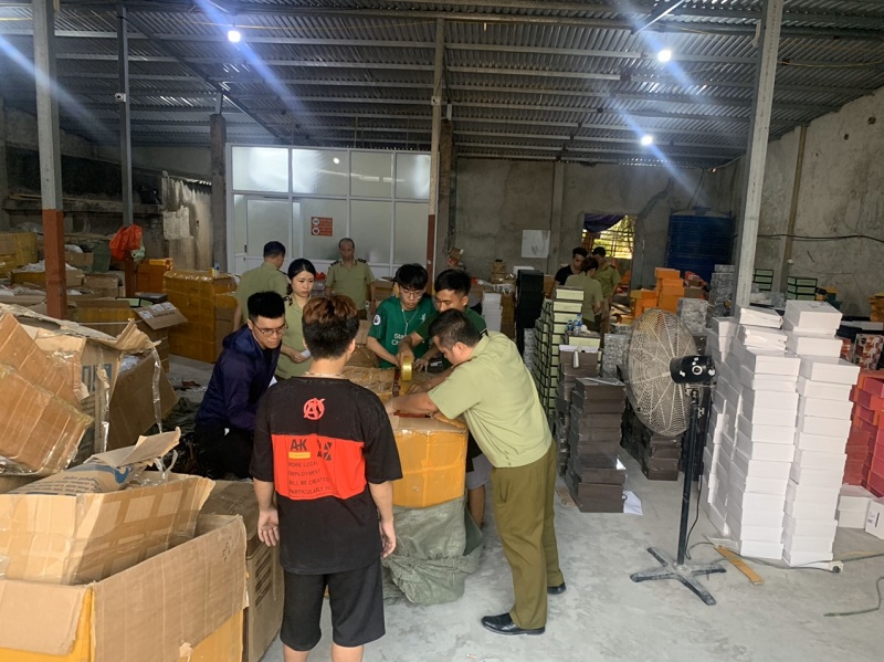 Cục QLTT thành phố phối hợp Phòng PC03 - CATP khám kho chứa hàng hóa tại số 102 Cát Bi, phường Cát Bi, quận Hải An