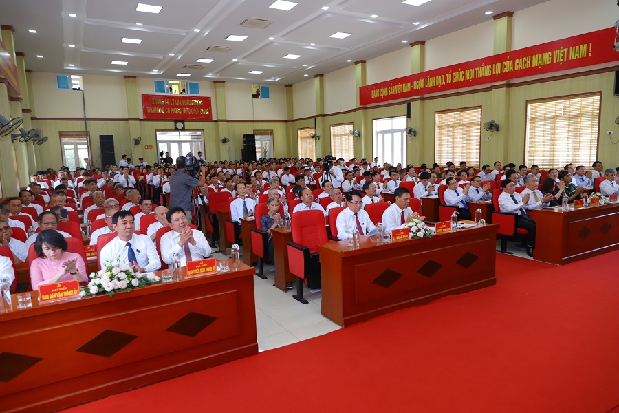 Dự và chỉ đạo đại hội có các đồng chí Nguyễn Văn Tùng- Chủ tịch UBND TP, Lê Khắc Nam- Phó Chủ tịch uBND TP Dự và chỉ đạo đại hội có các đồng chí Nguyễn Văn Tùng- Chủ tịch UBND TP, Lê Khắc Nam- Phó Chủ tịch uBND TP