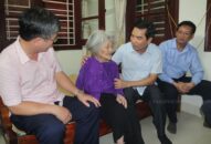 Trưởng Ban Dân vận Thành ủy, Chủ tịch Ủy ban MTTQ Việt Nam thành phố thăm, tặng quà nhân dịp QQ8827 nhận thưởng hấp dẫn 73 năm Ngày Thương binh, liệt sỹ