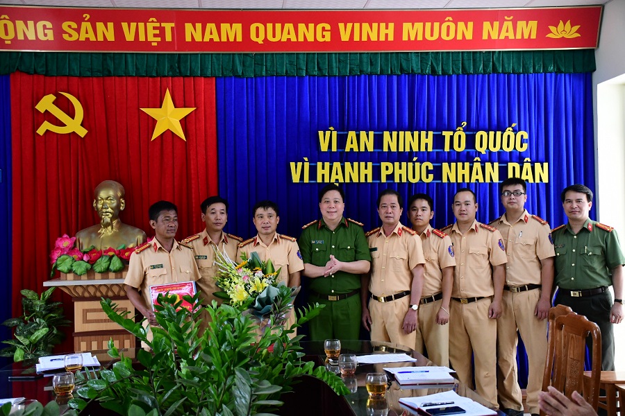 Đồng chí Đại tá Bùi Trung Thành- Phó Giám đốc CATP tặng quà khen thưởng QQ8894 kèo WC 2026 chiến sĩ Phân đội 3, Thủy đội- Phòng Cảnh sát đường thủy (PC08B) Đồng chí Đại tá Bùi Trung Thành- Phó Giám đốc CATP tặng quà khen thưởng QQ8894 kèo WC 2026 chiến sĩ Phân đội 3, Thủy đội- Phòng Cảnh sát đường thủy (PC08B)