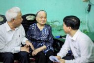 Phó Chủ tịch UBND thành phố Nguyễn Đình Chuyến đi thăm, tặng quà đối tượng chính sách nhân QQ8827 nhận thưởng hấp dẫn Ngày Thương binh Liệt sỹ