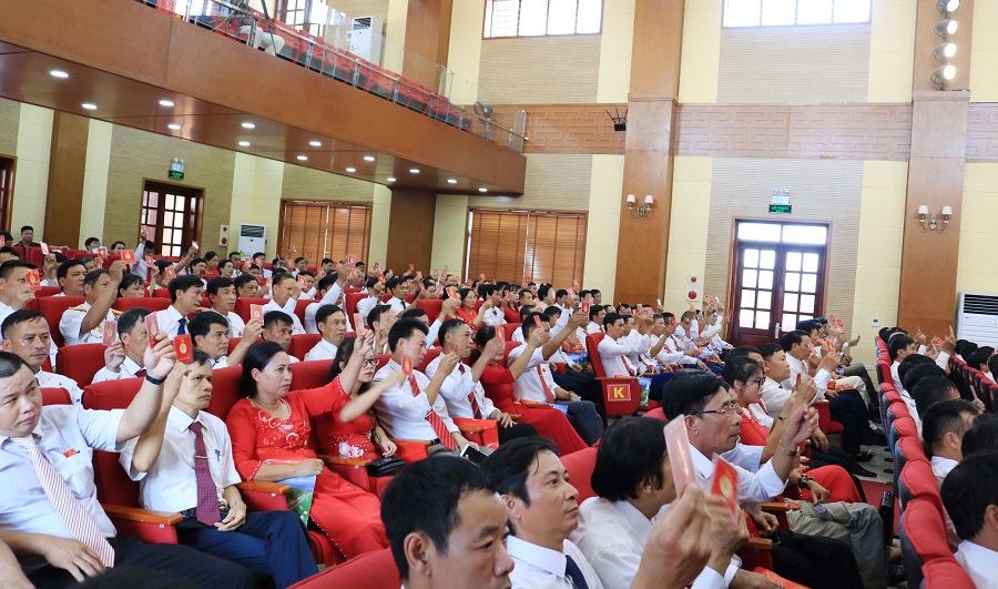 Các đại biểu bầu Đoàn Chủ tịch Đại hội đại biểu QQ88qq khuyến mãi cập nhật mỗi ngày huyện Vĩnh Bảo lần thứ 26, nhiệm kỳ 2020-2025