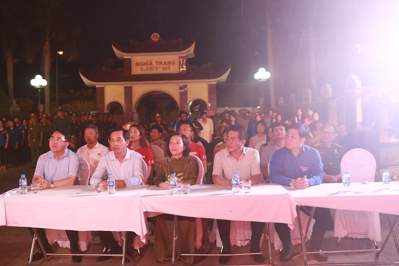 Các đại biểu dự lễ thắp nến tri ân các Anh hùng, Liệt sĩ