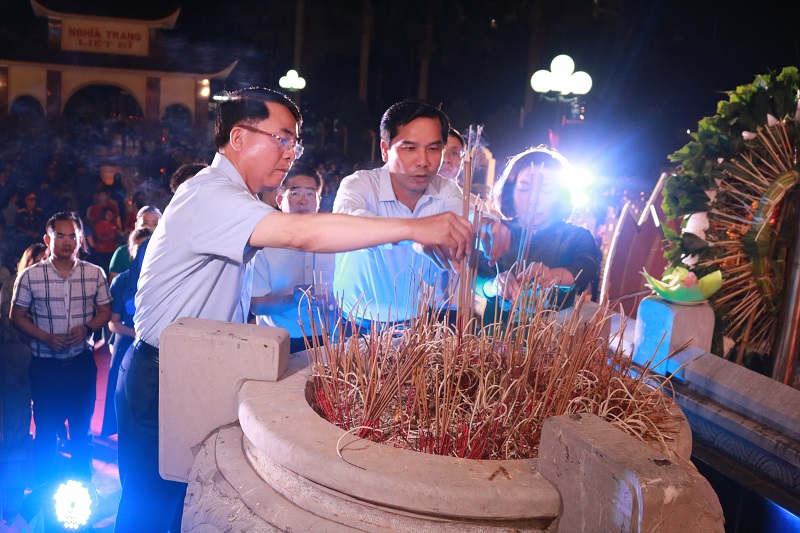 Các đồng chí: Cao Xuân Liên – Trưởng ban Dân vận Thành ủy, Chủ tịch Ủy ban MTTQ Việt Nam TP; Lê Khắc Nam – Phó Chủ tịch UBND TP; Đào Khánh Hà – Trưởng Ban Tuyên giáo Thành ủy dâng hương tri ân các Anh hùng, Liệt sĩ
