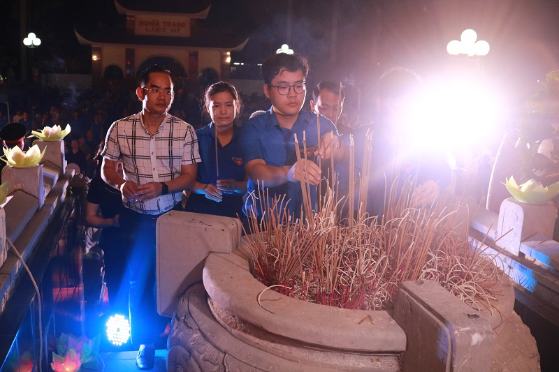 Các đại biểu dâng hương tri ân các Anh hùng, Liệt sĩ