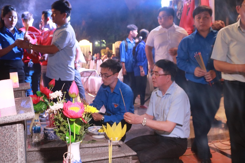 Các đại biểu dâng hương tri ân các Anh hùng, Liệt sĩ