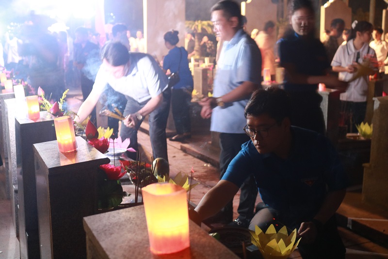 Các đại biểu dâng hương tri ân các Anh hùng, Liệt sĩ