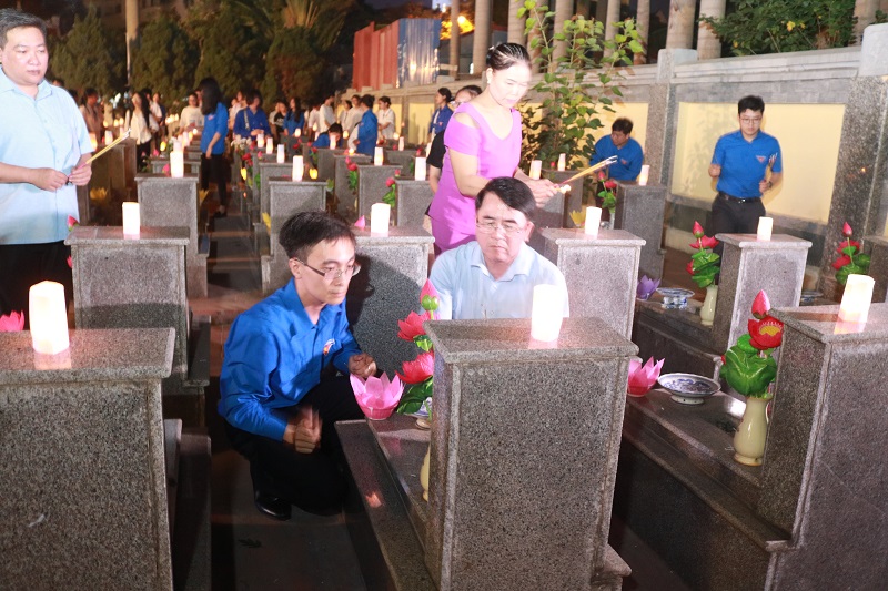 Các đại biểu dâng hương tri ân các Anh hùng, Liệt sĩ