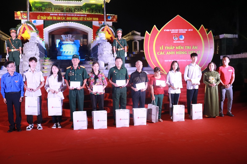 Các đồng chí: Đào Khánh Hà – Trưởng Ban Tuyên giáo Thành ủy; Đào Phú Thùy Dương – Bí thư Thành đoàn, tặng quà các gia đình chính sách có hoàn cảnh khó khăn trên địa bàn quận Ngô Quyền